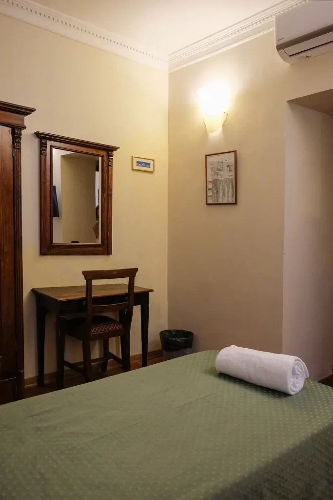 Foto camera singola verso entrata