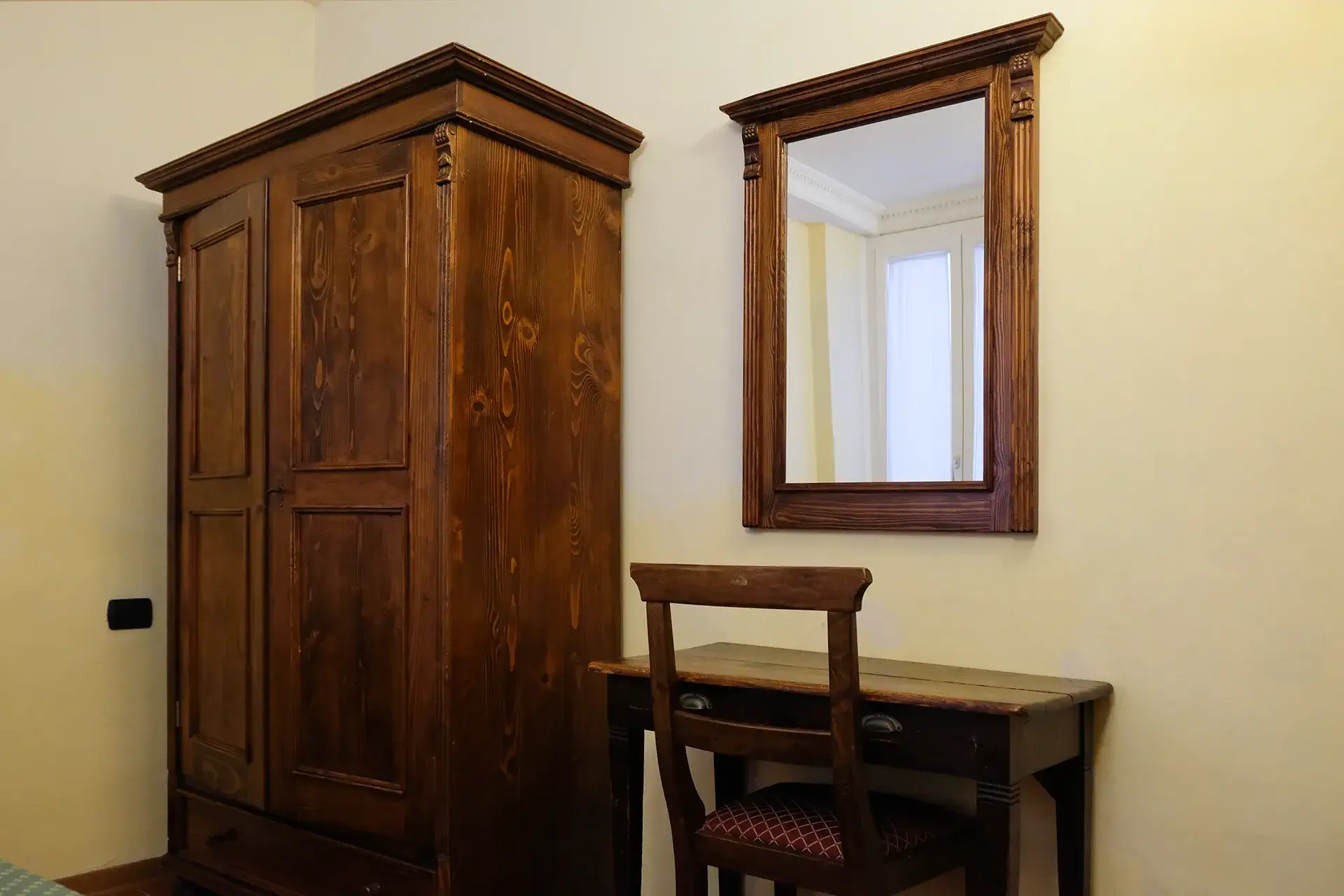 Foto dell'armadio e della scrivania