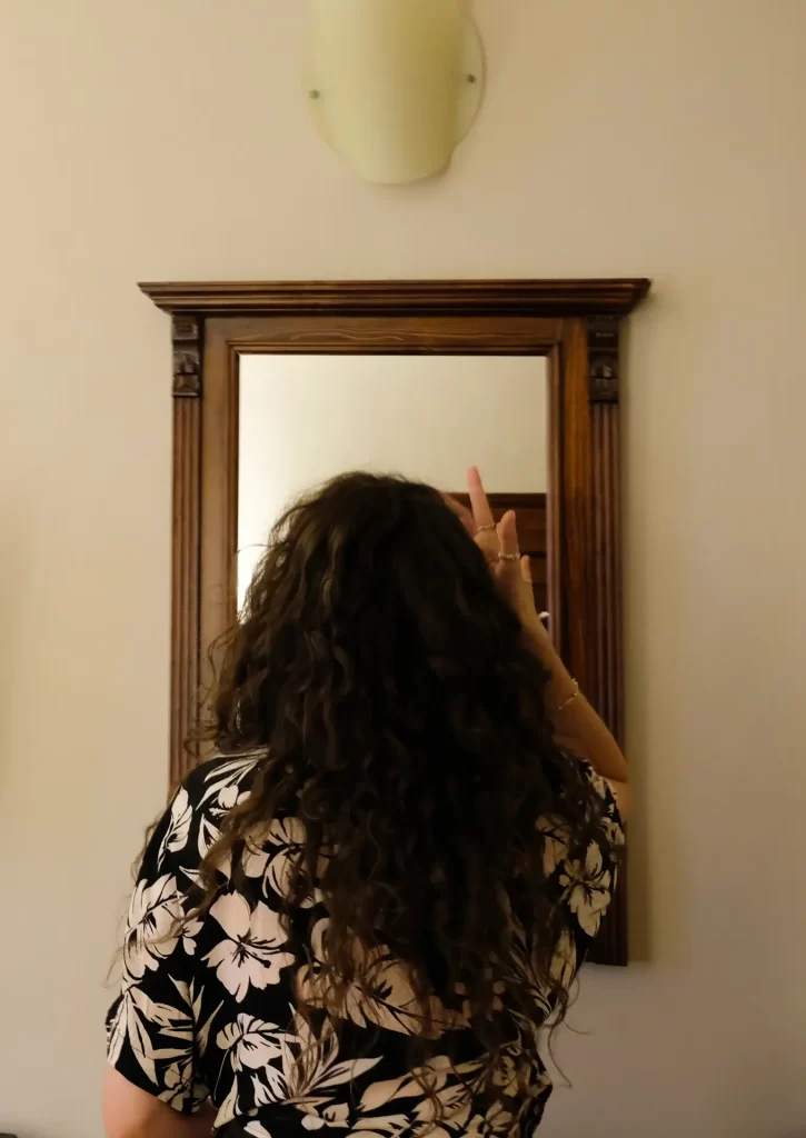 Foto di una ragazza che si specchia