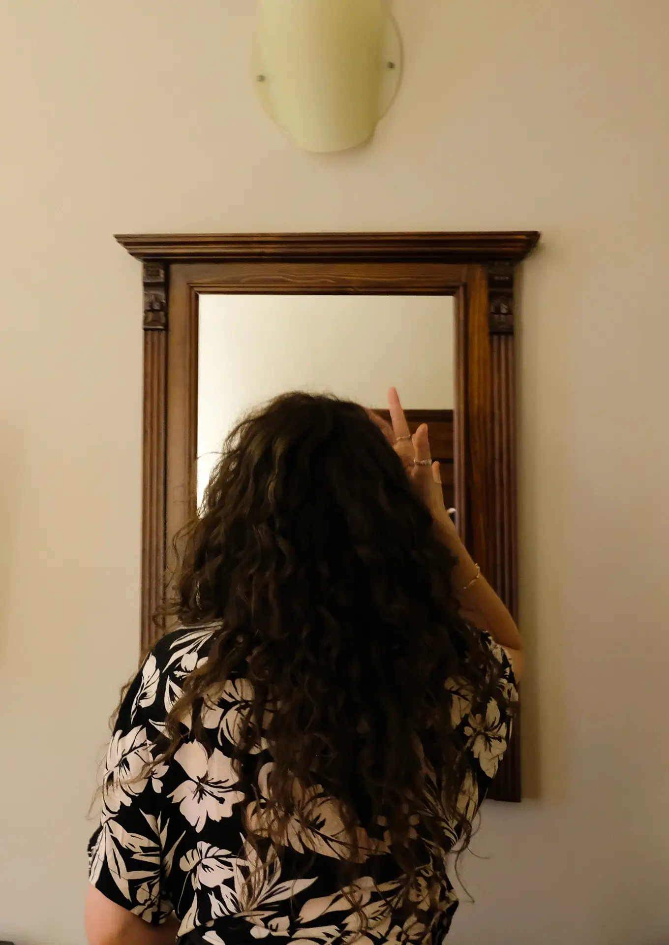 Foto di una ragazza che si specchia